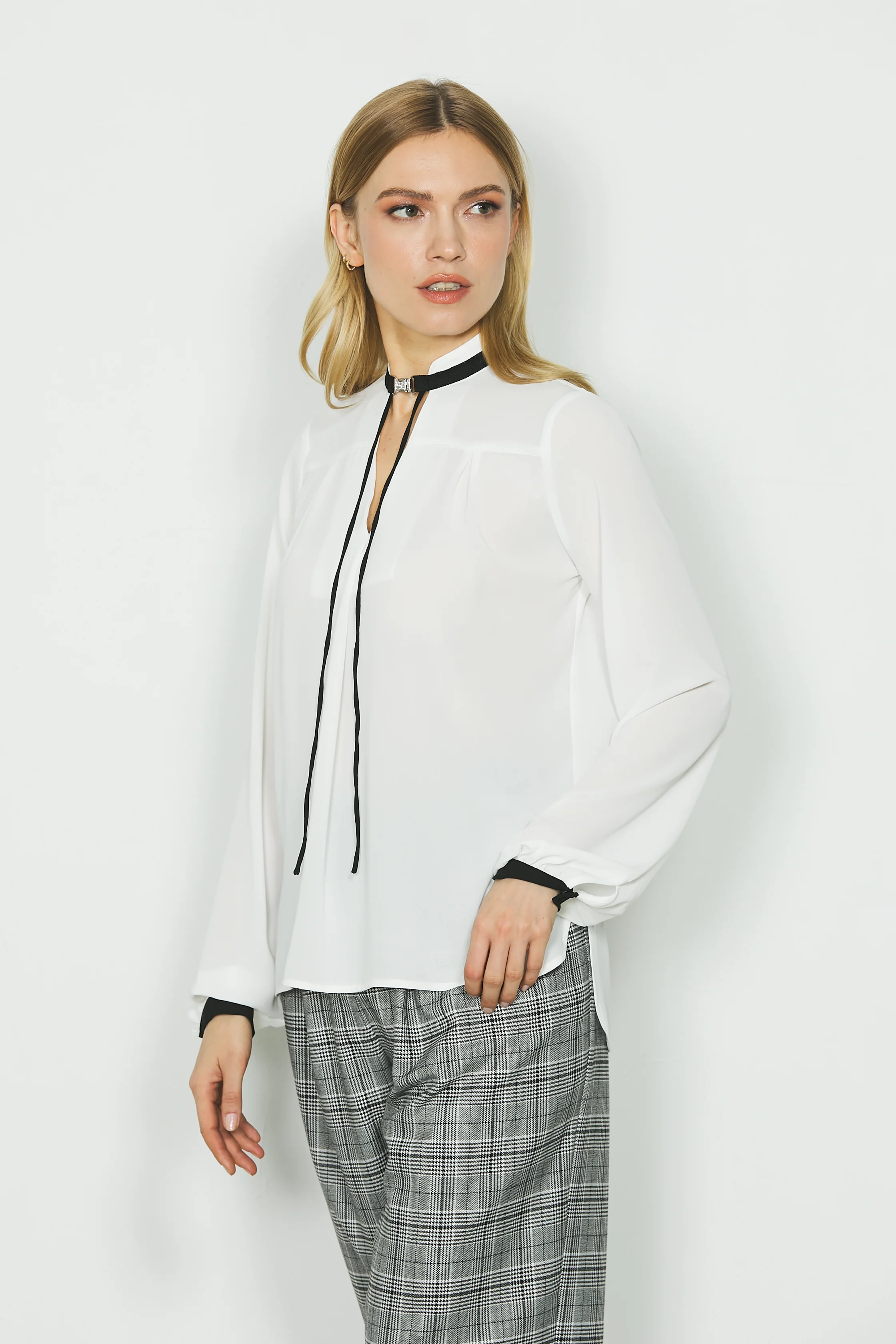 Blusa ADIMA manica lunga collo koreana con bordi a contrasto più fibbia gioiello più laccetti - Image 4