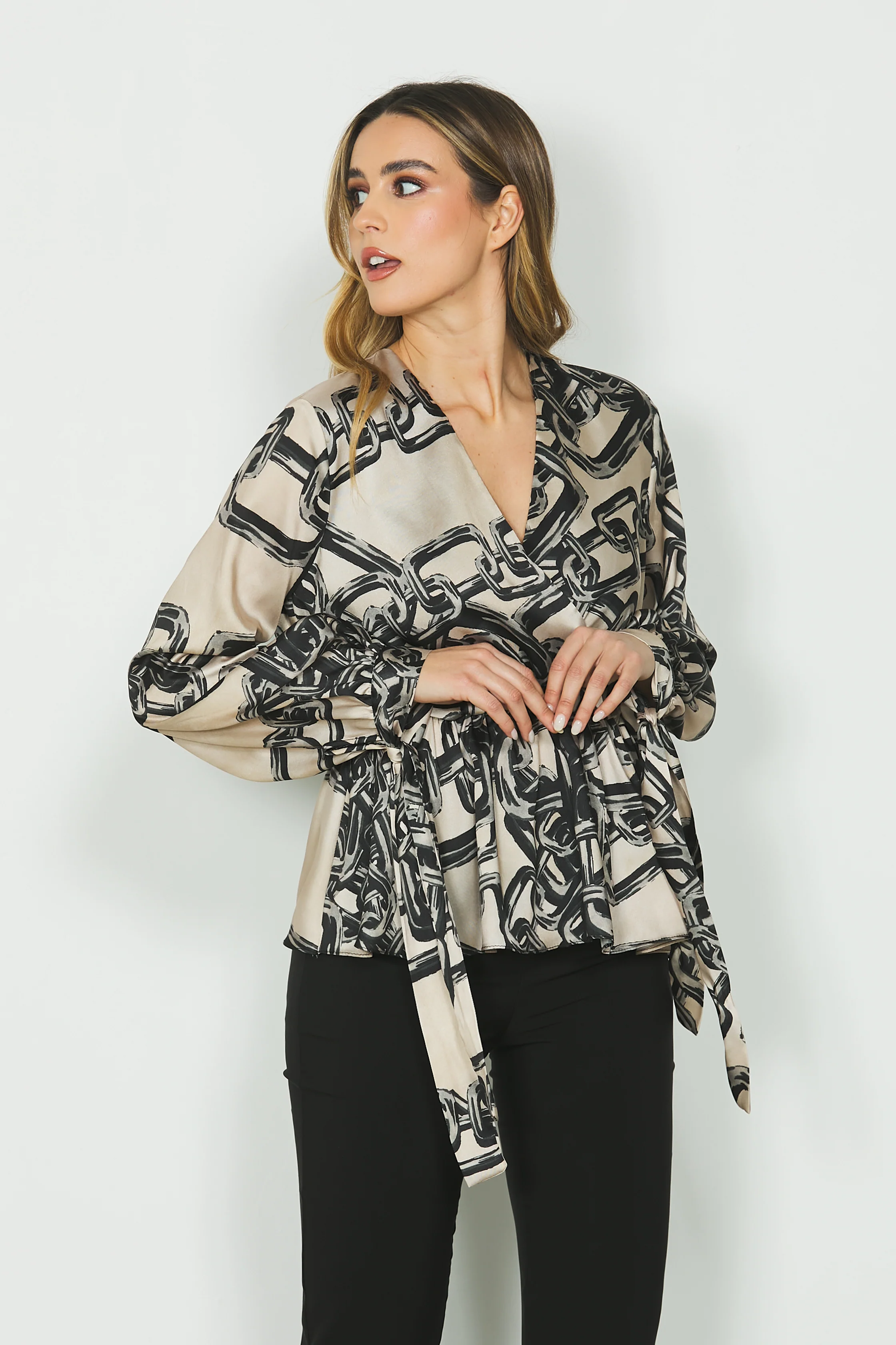 Blusa CATIA manica lunga con fusciacca scollo a incrocio con elastico fantasia catene