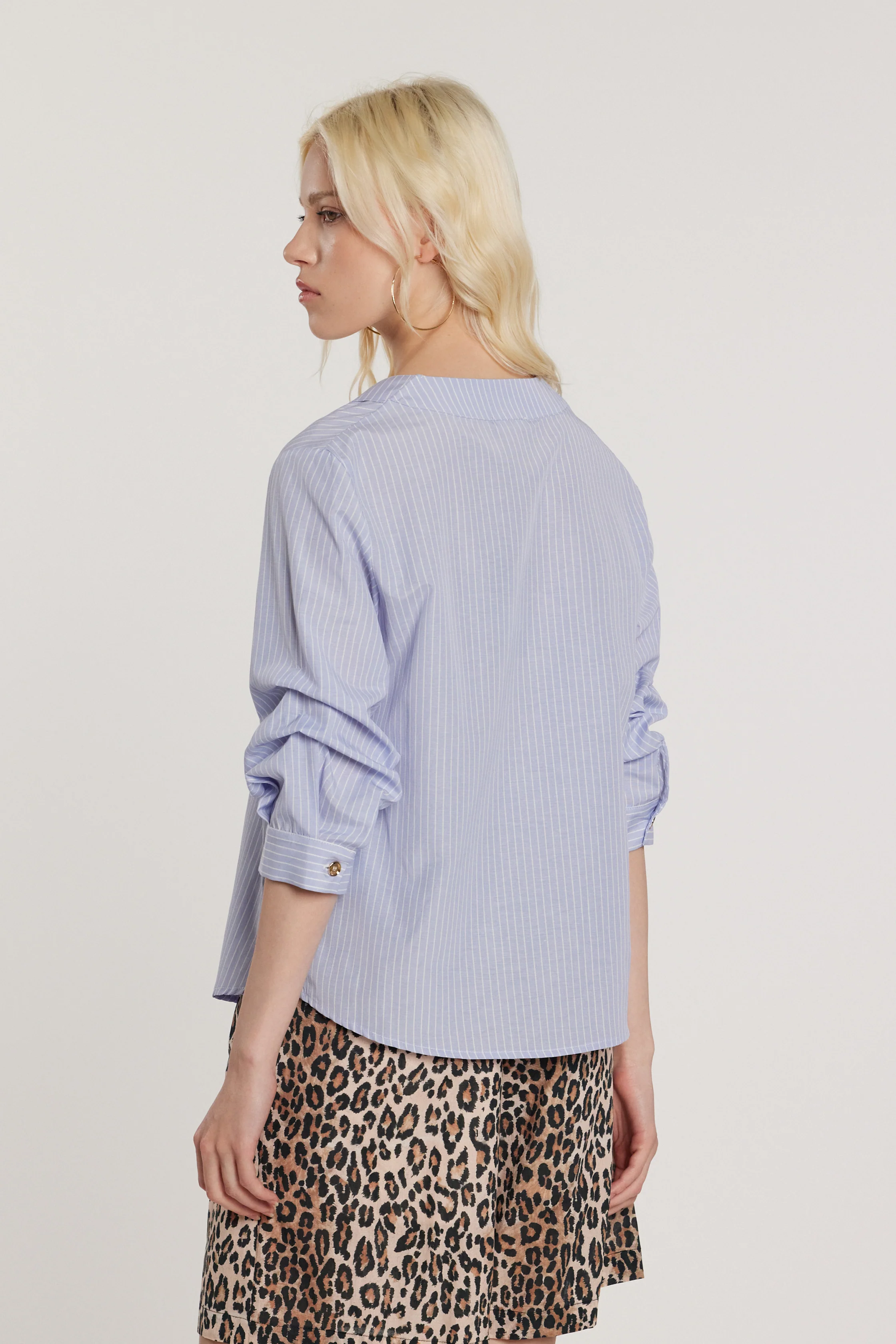 Blusa CLERYS maniche tre quarti effetto arricciato scollo incrocio con risvolto righe - Image 3