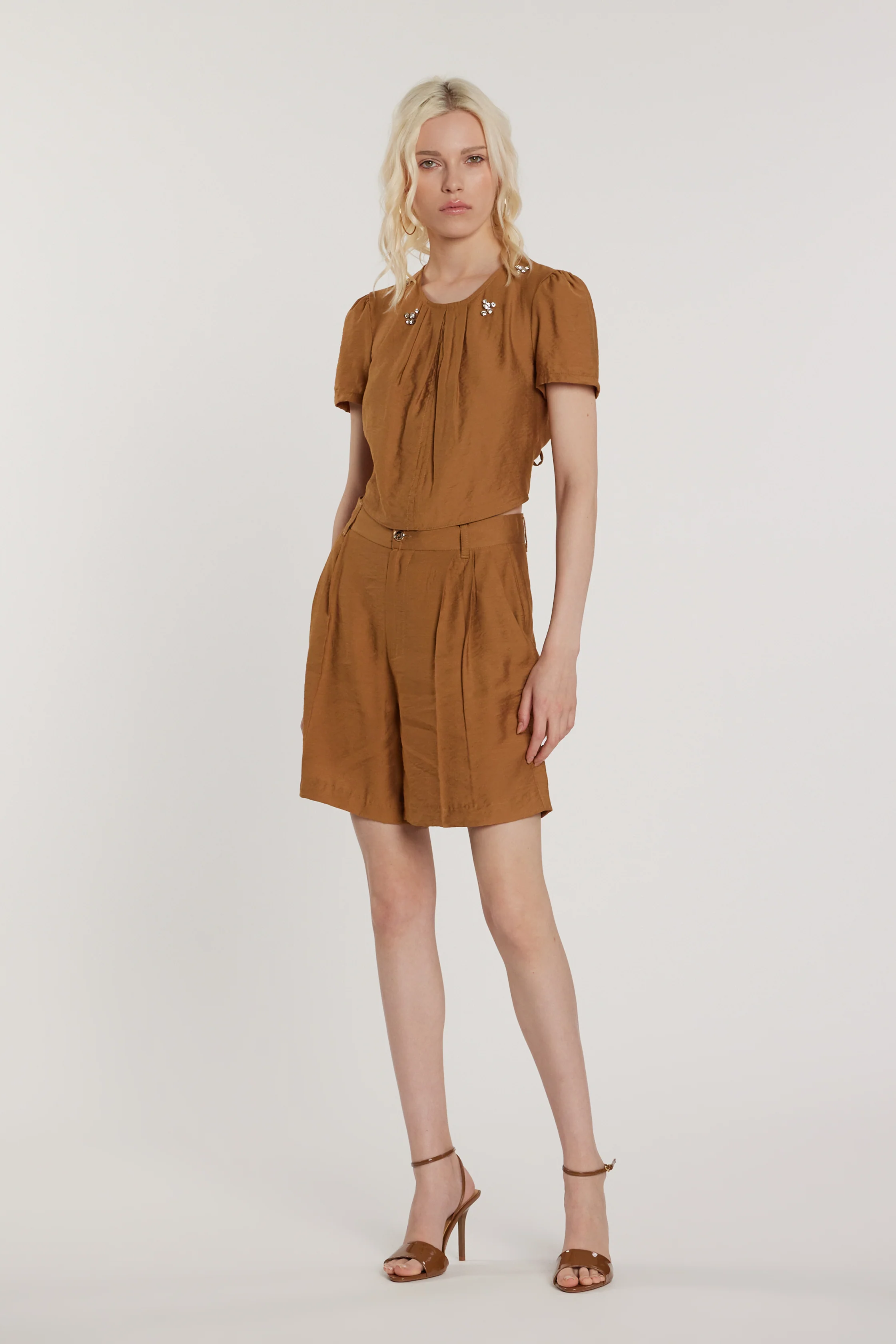 Blusa DEMARTY corta maniche corte con applicazioni gioiello più pieghe più oblò sulla schiena più coulisse - Image 4