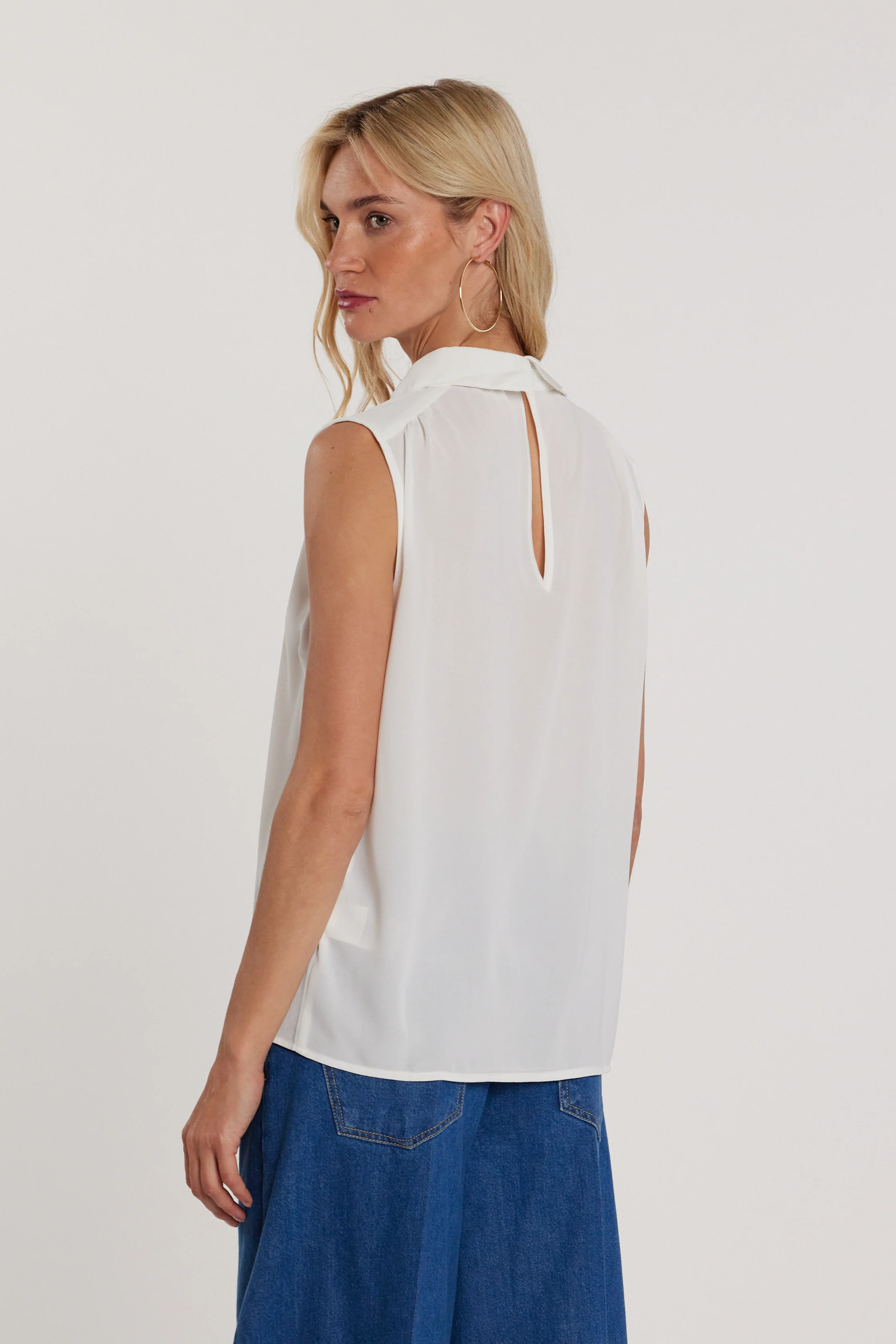 Blusa JEANNE smanicata scollo a V con collana logo più goccia sulla schiena - Image 3