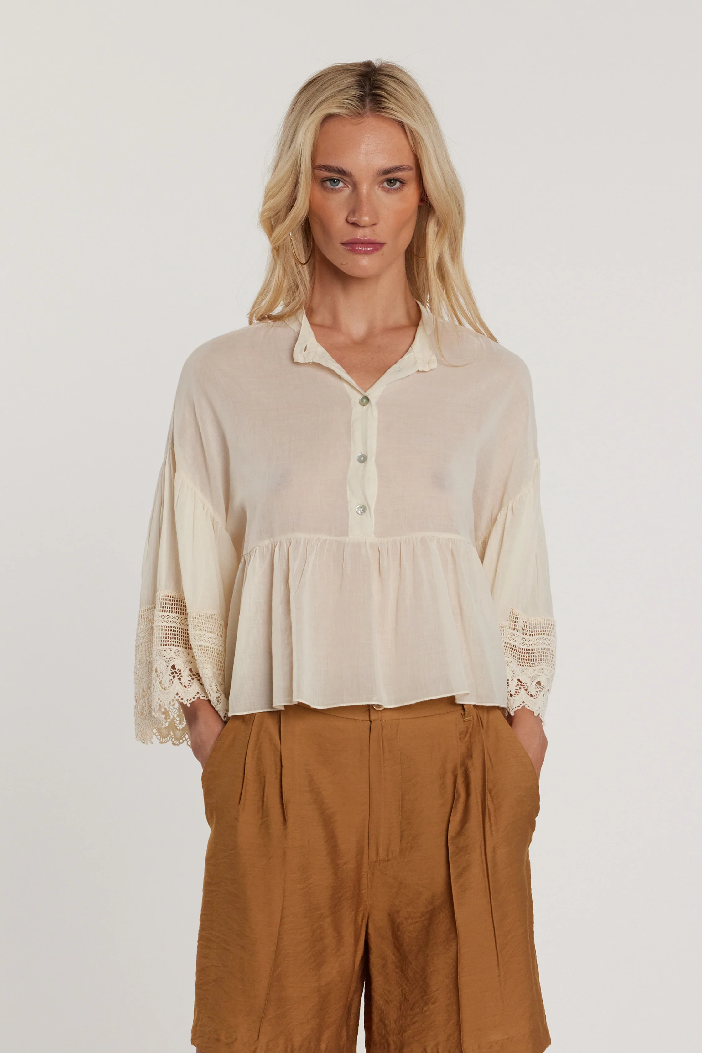 Blusa KROCHET maniche tre quarti farfalla con inserti pizzo collo coreana più balza