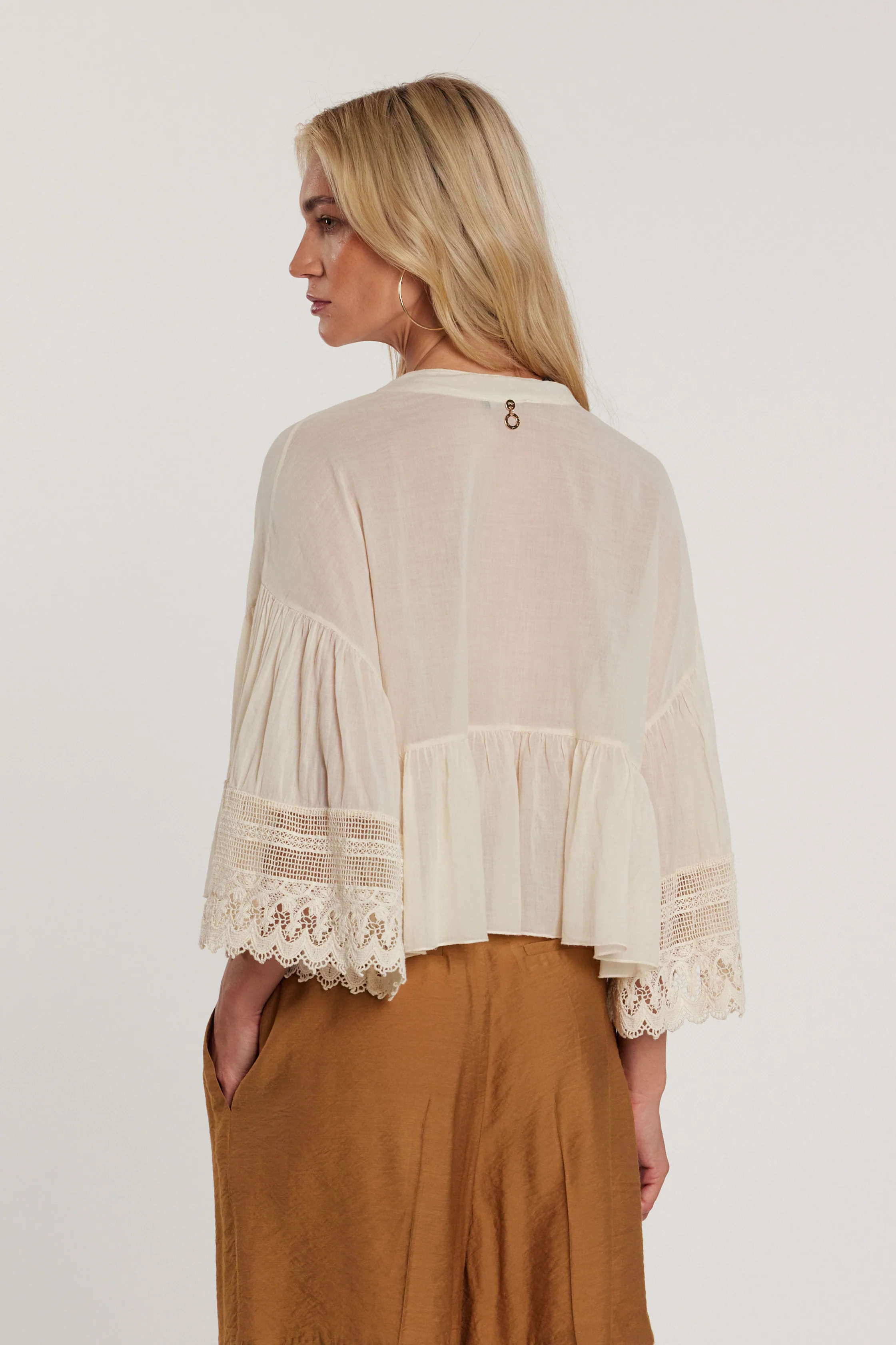 Blusa KROCHET maniche tre quarti farfalla con inserti pizzo collo coreana più balza - Image 3