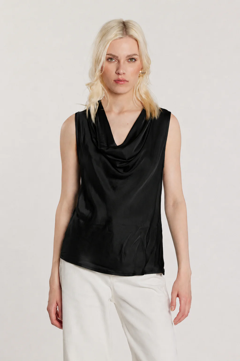 Blusa WOLFY smanicata con scollo morbido raso - Image 4