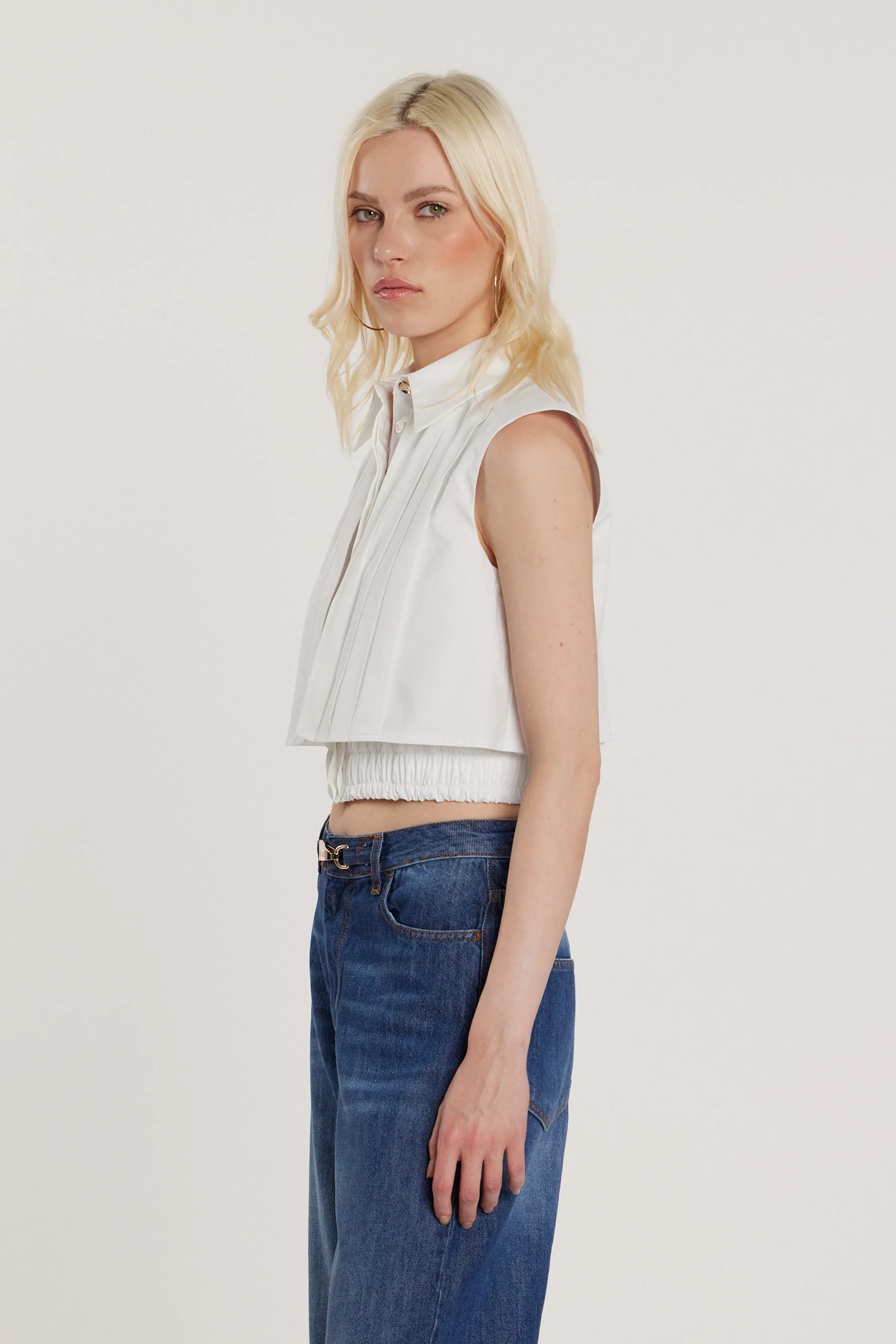 Camicia ALEXANDRA corta smanicata con pannello plissé più elastico sul fondo - Image 2