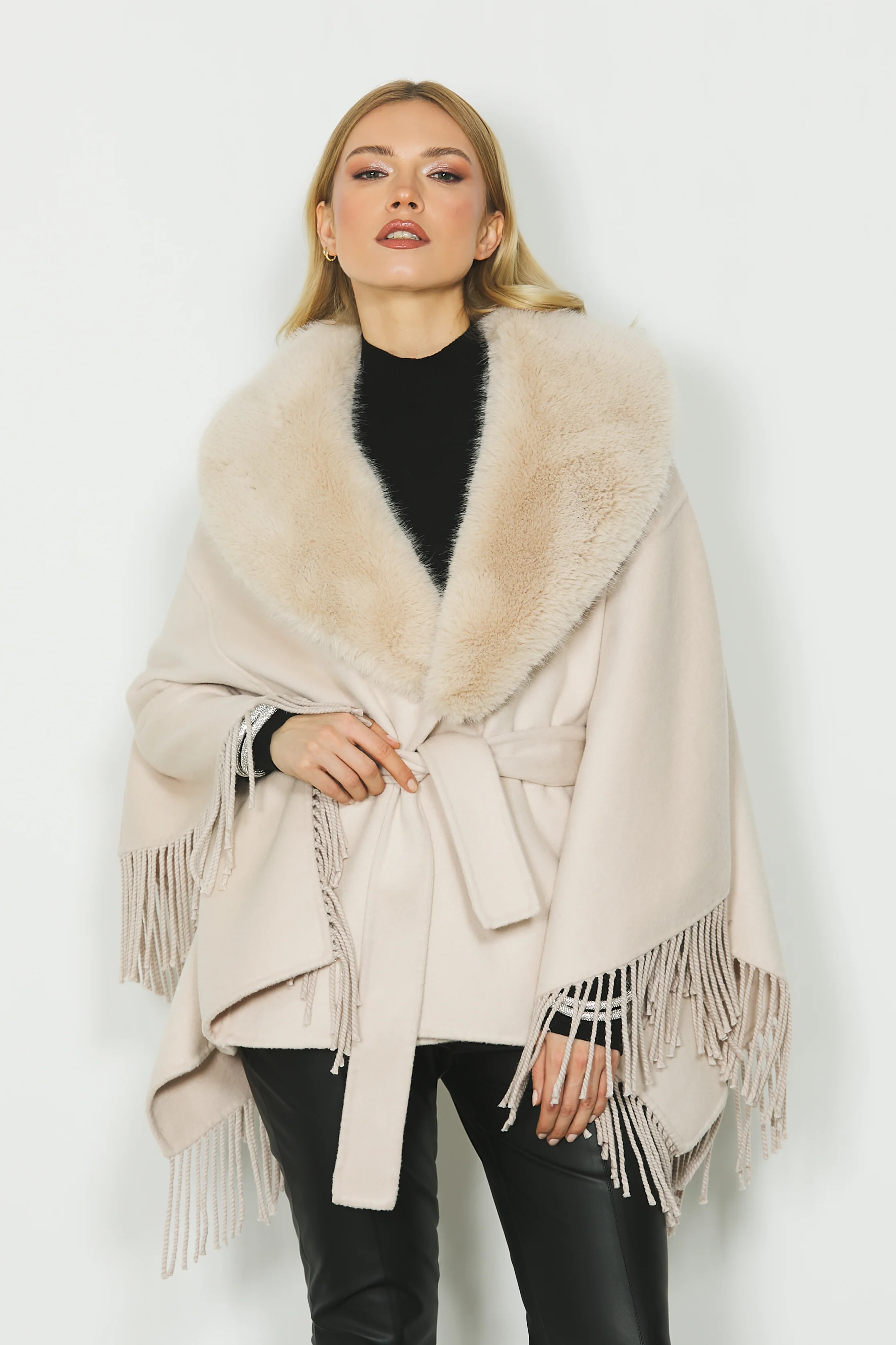 Cappotto DENISE corto manica a 3/4 kimono con collo ecopelliccia staccabile più cintura e frange
