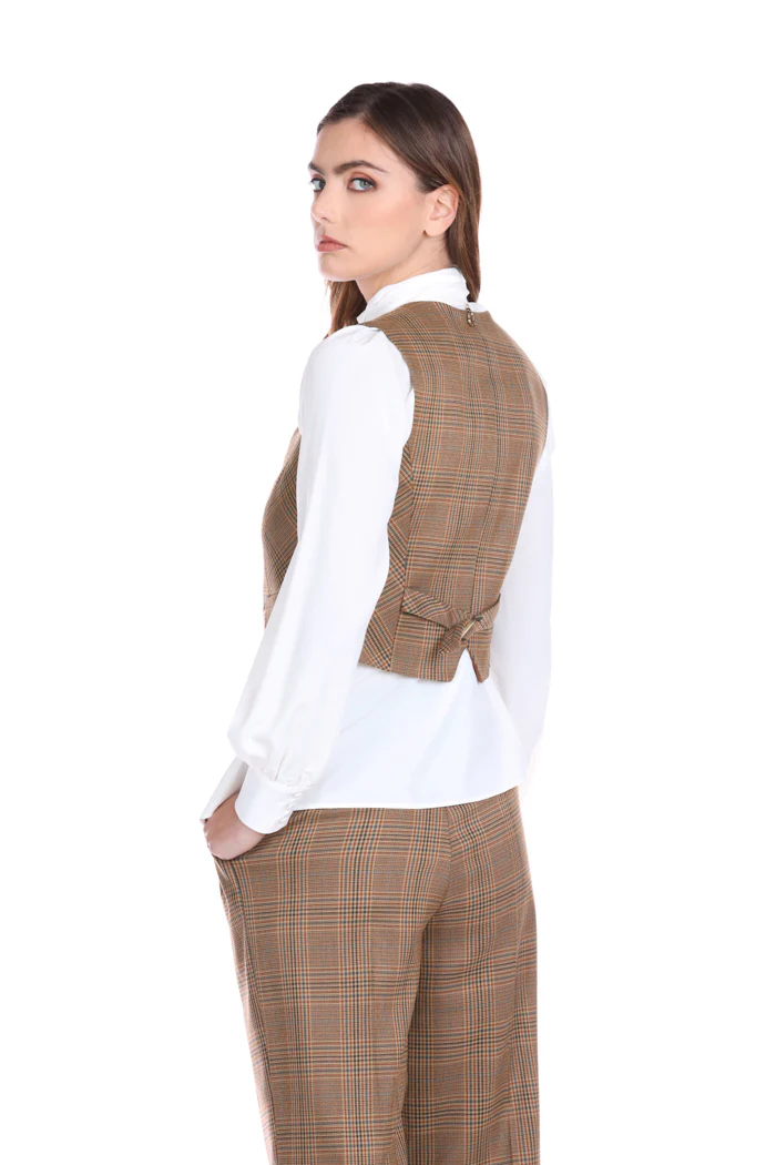 Gilet GILSA scollo tondo con martingala più tasche filetto check - Image 4