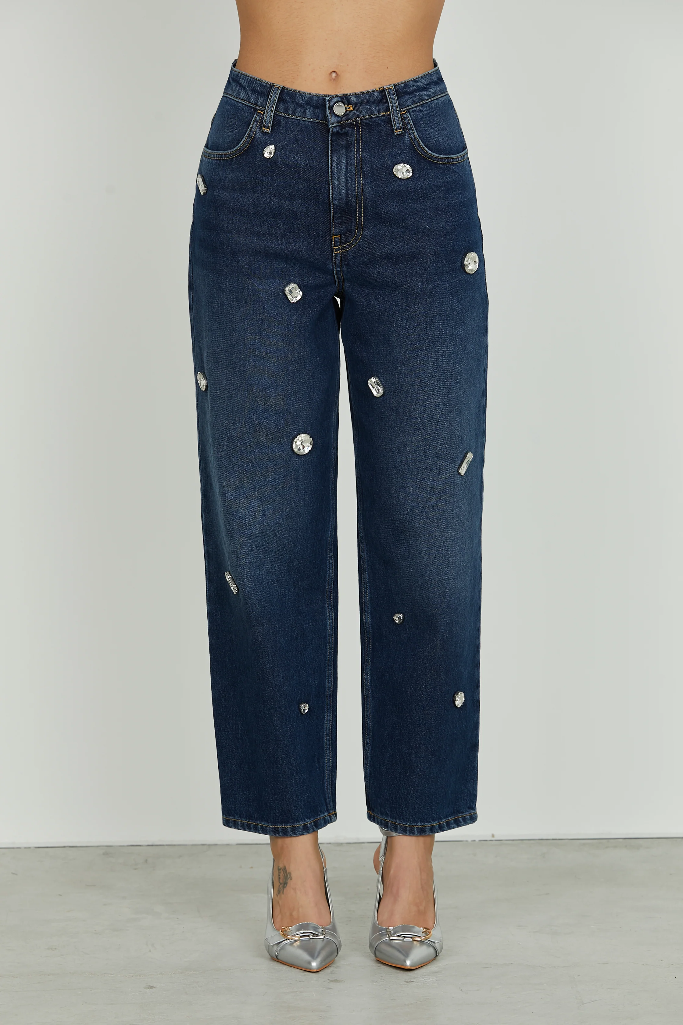 Panta CARLA_23 vita media 4 tasche con pietre strass baggy fit blue denim - Image 2
