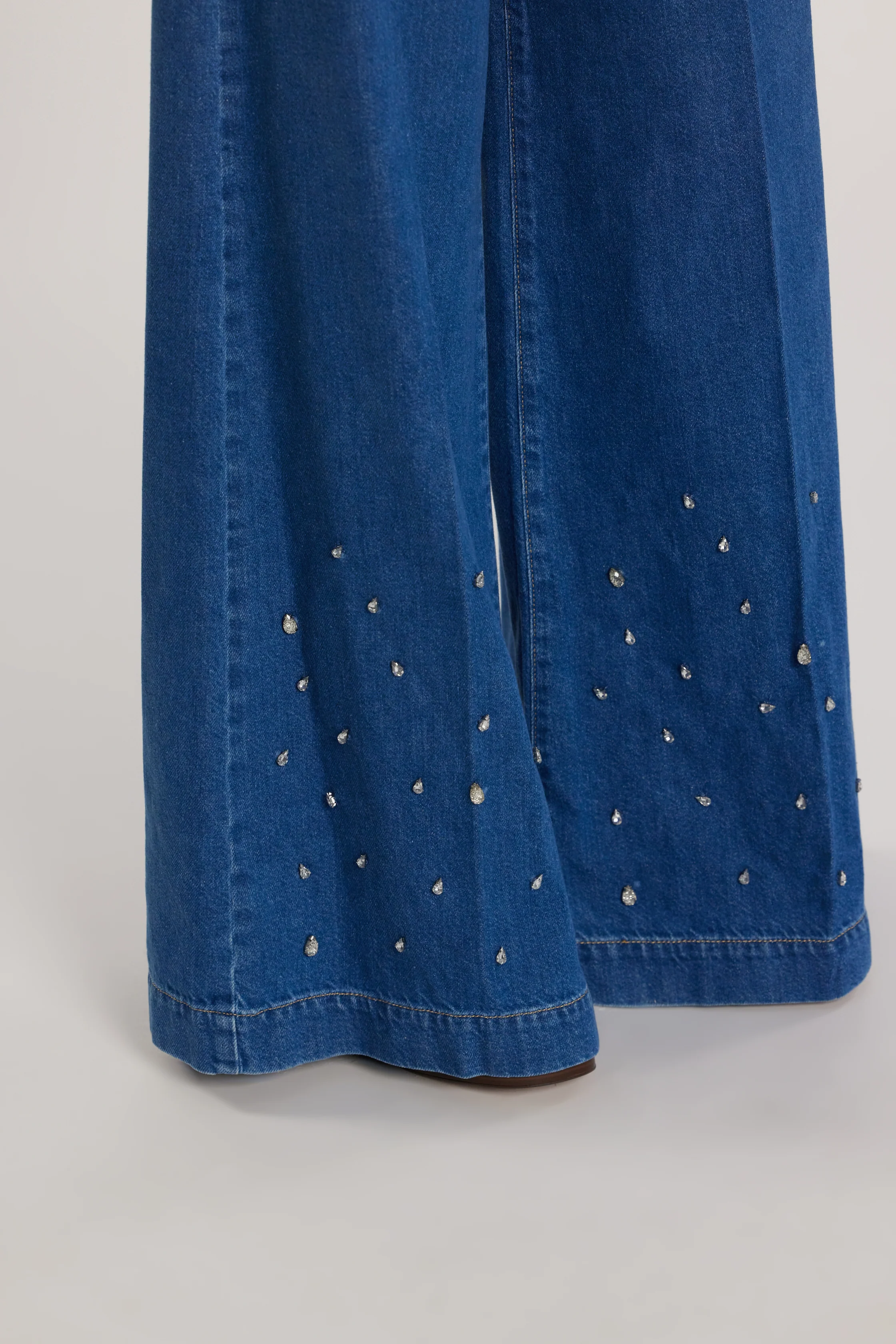 Pantalone LINDA_23 vita media con applicazioni pietre wild fit denim tencel - Image 4
