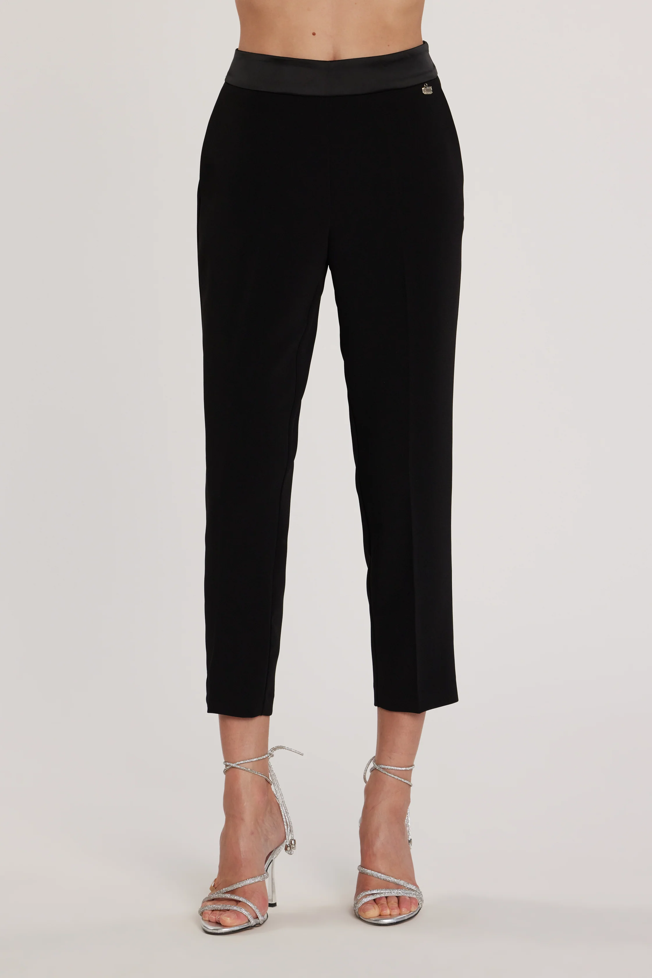 Pantalone NANTES_C vita alta con tasche Capri baschina in raso - Image 2