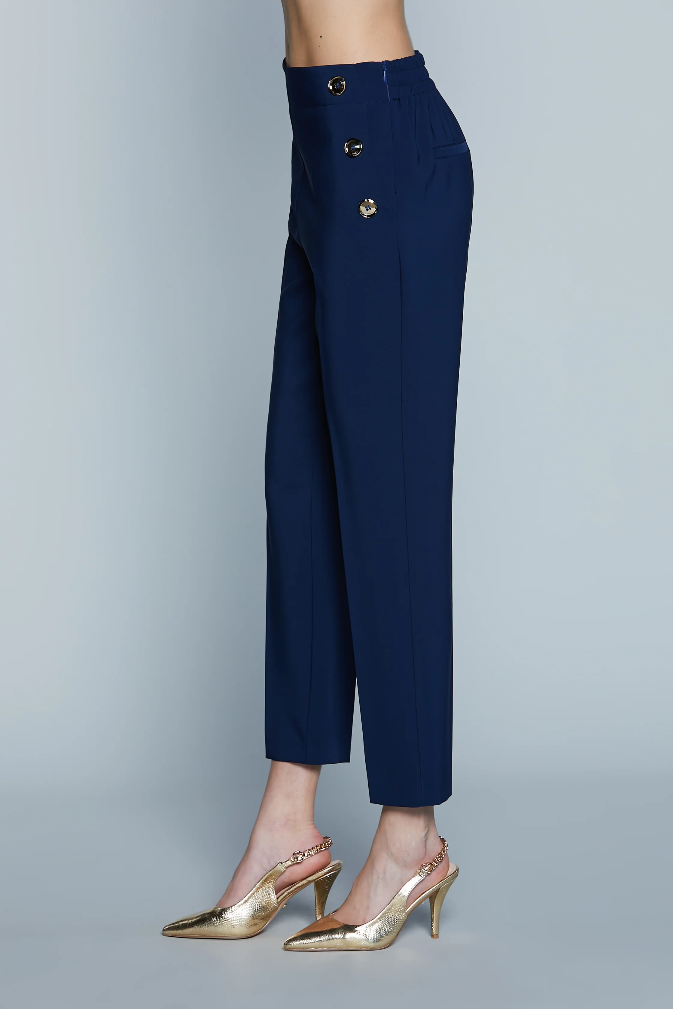 Pantalone PUENSUM_B Vita Alta con Elastico più Tasche Francesi più Filetto più Bottoni - Image 3