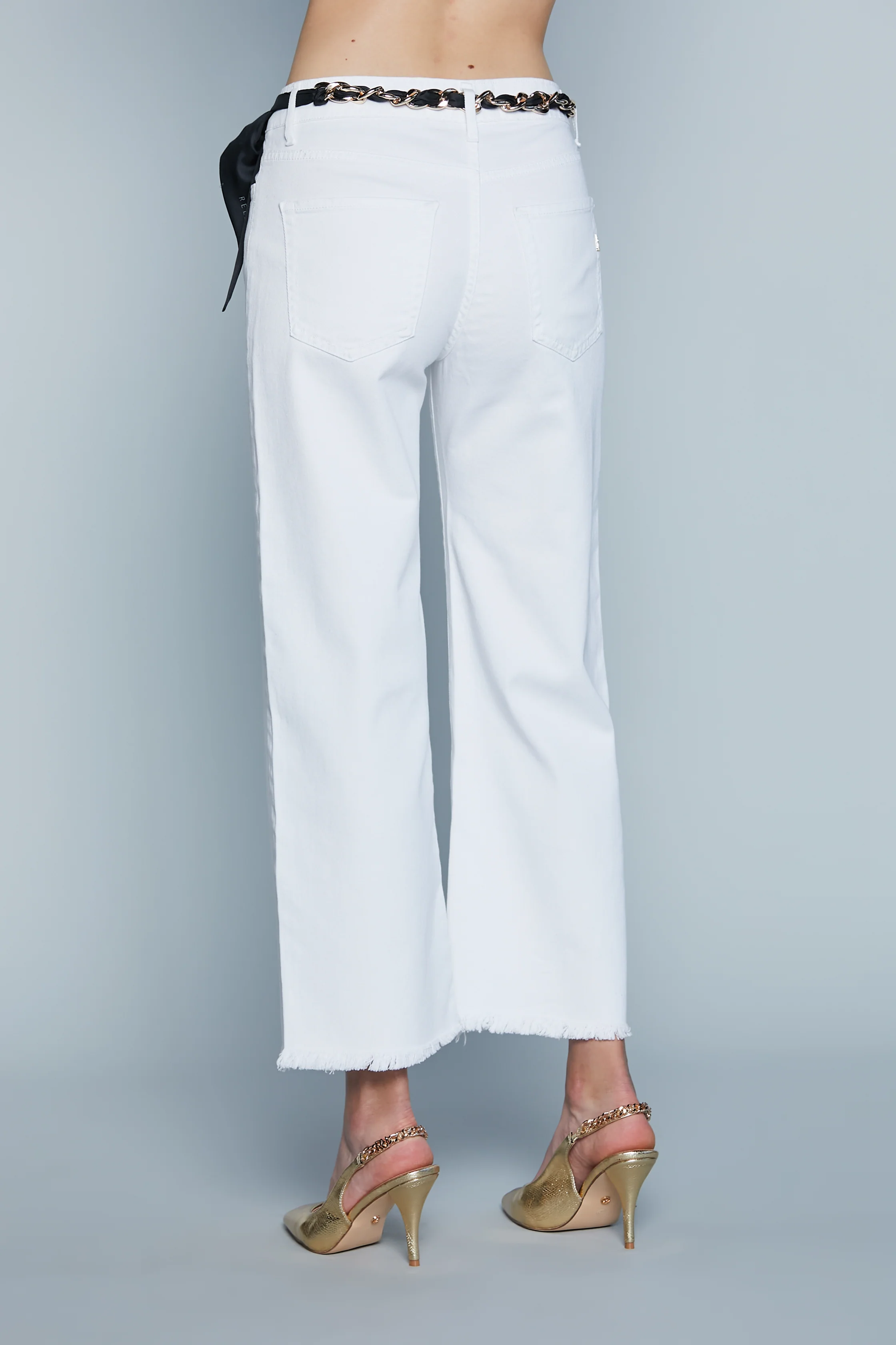 Pantalone VICL_F Vita Alta Crop 5 Ts Sfrangiato con Cintura Catene più Foulard - Image 4