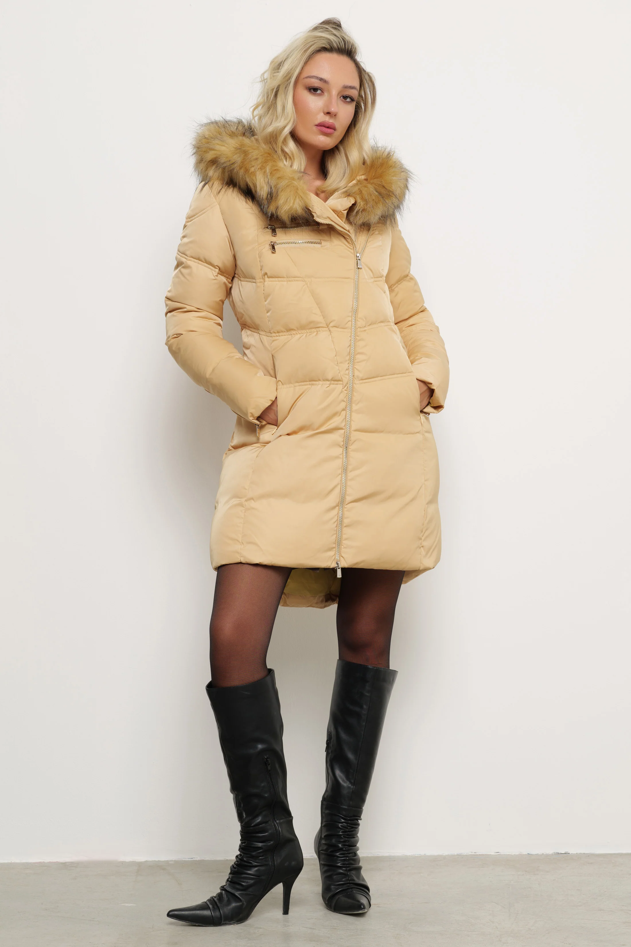 Piumino DIESSA_ZIP lungo con zip trasversale cappuccio con ecopellicia