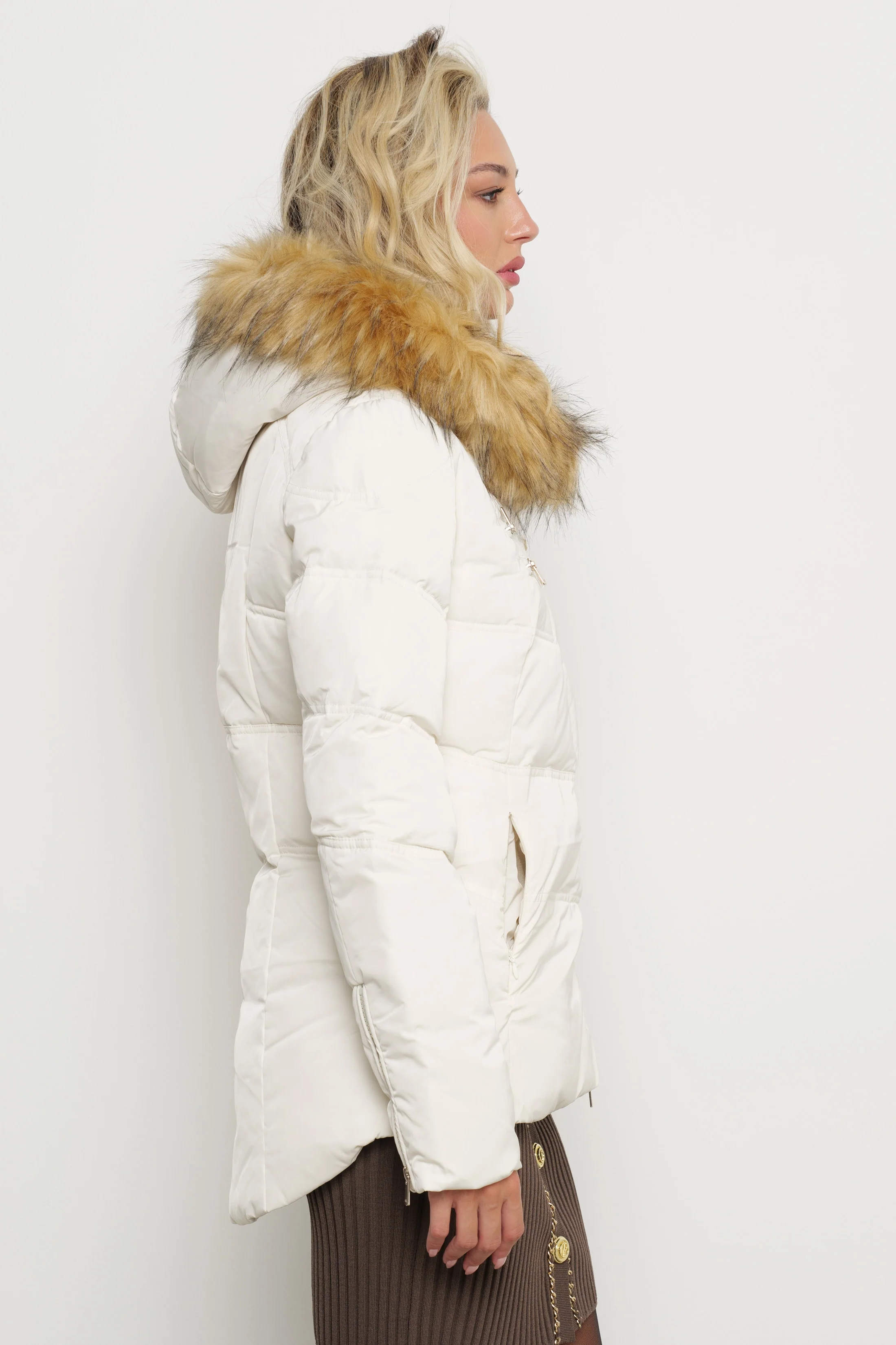 Piumino PYLET_ZIP con tasche e zip trasversale e cappuccio con ecopelliccia - Image 4