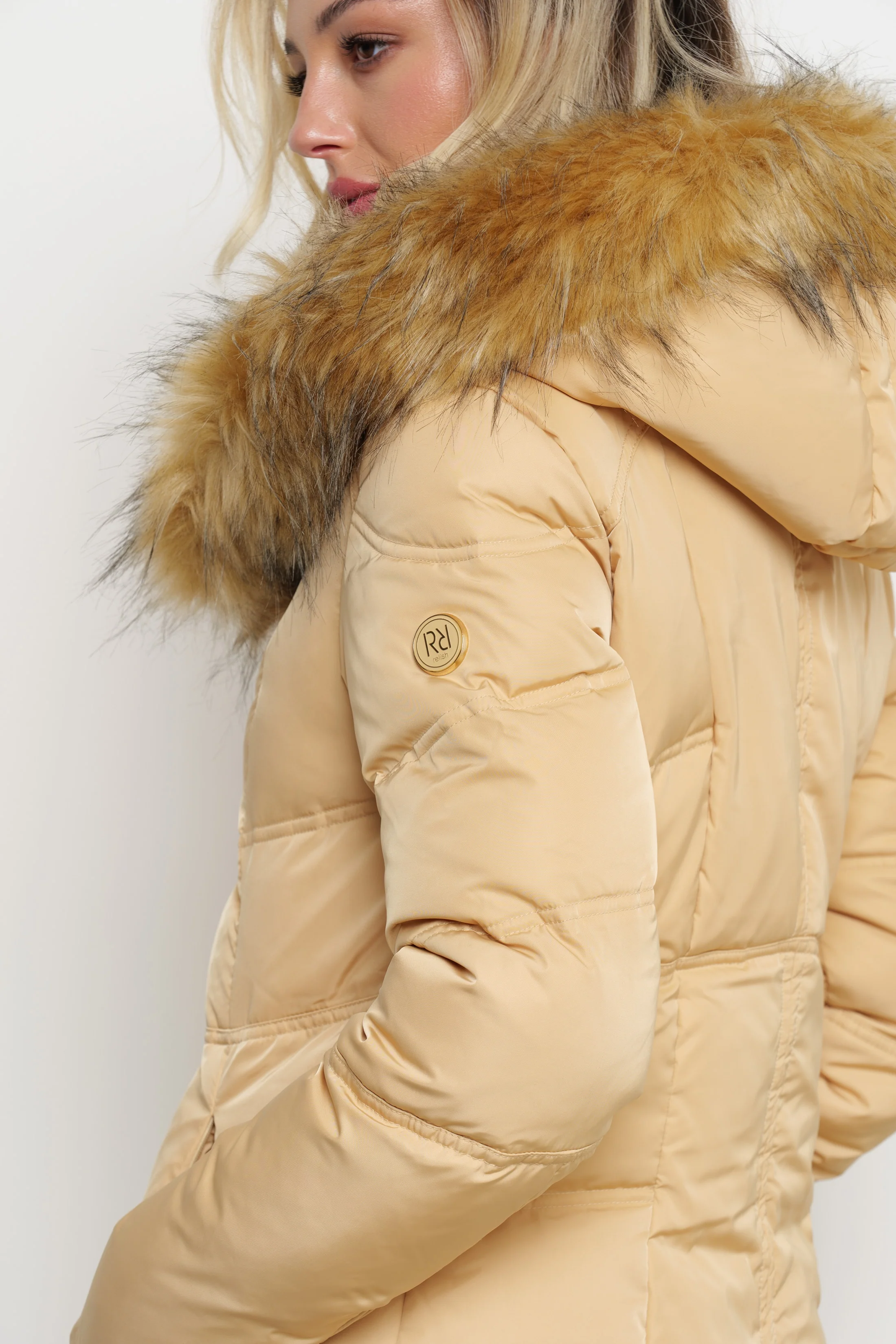 Piumino PYLET_ZIP con tasche e zip trasversale e cappuccio con ecopelliccia - Image 5
