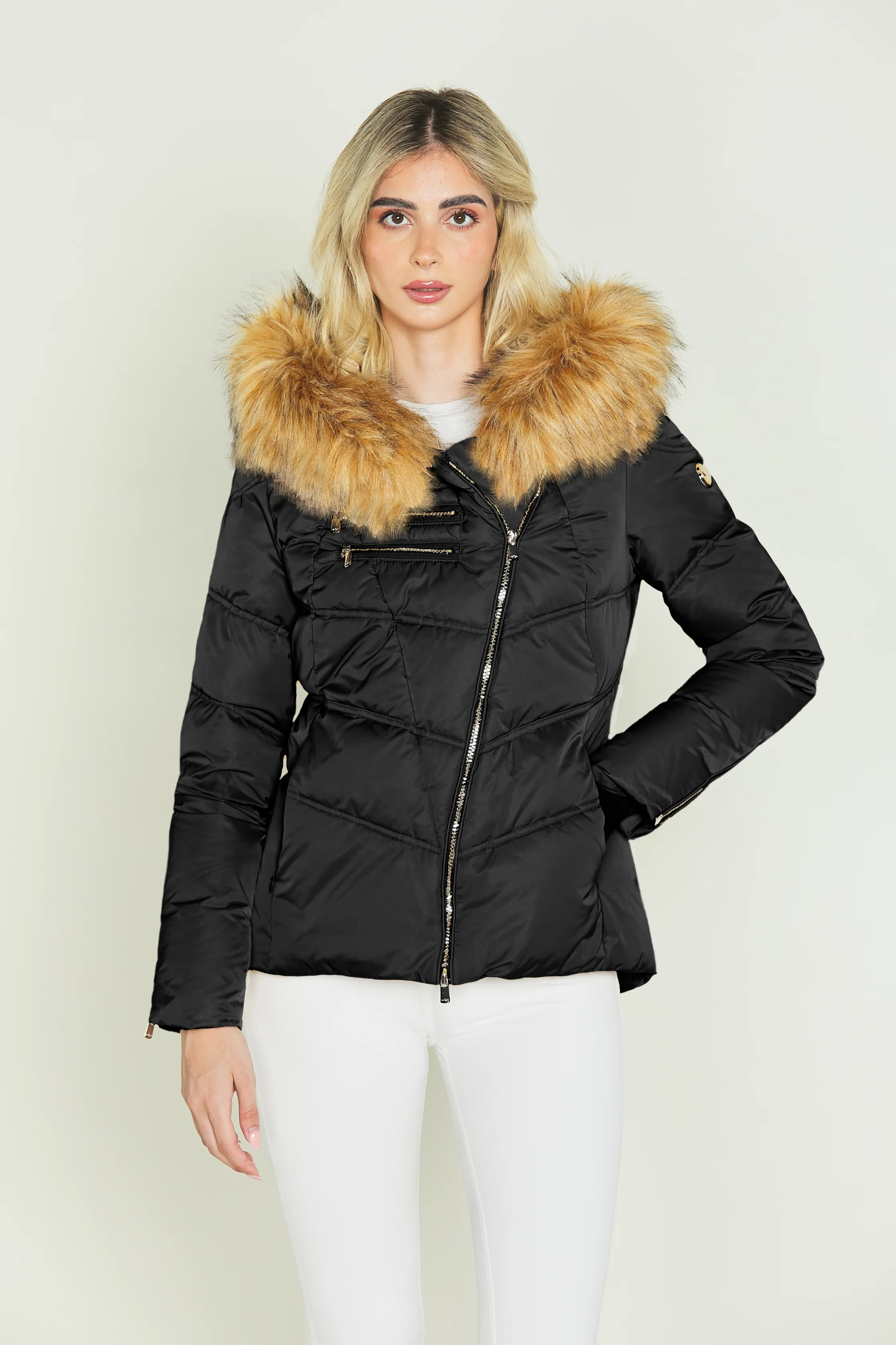 Piumino PYLET_ZIP con tasche e zip trasversale e cappuccio con ecopelliccia - Image 6
