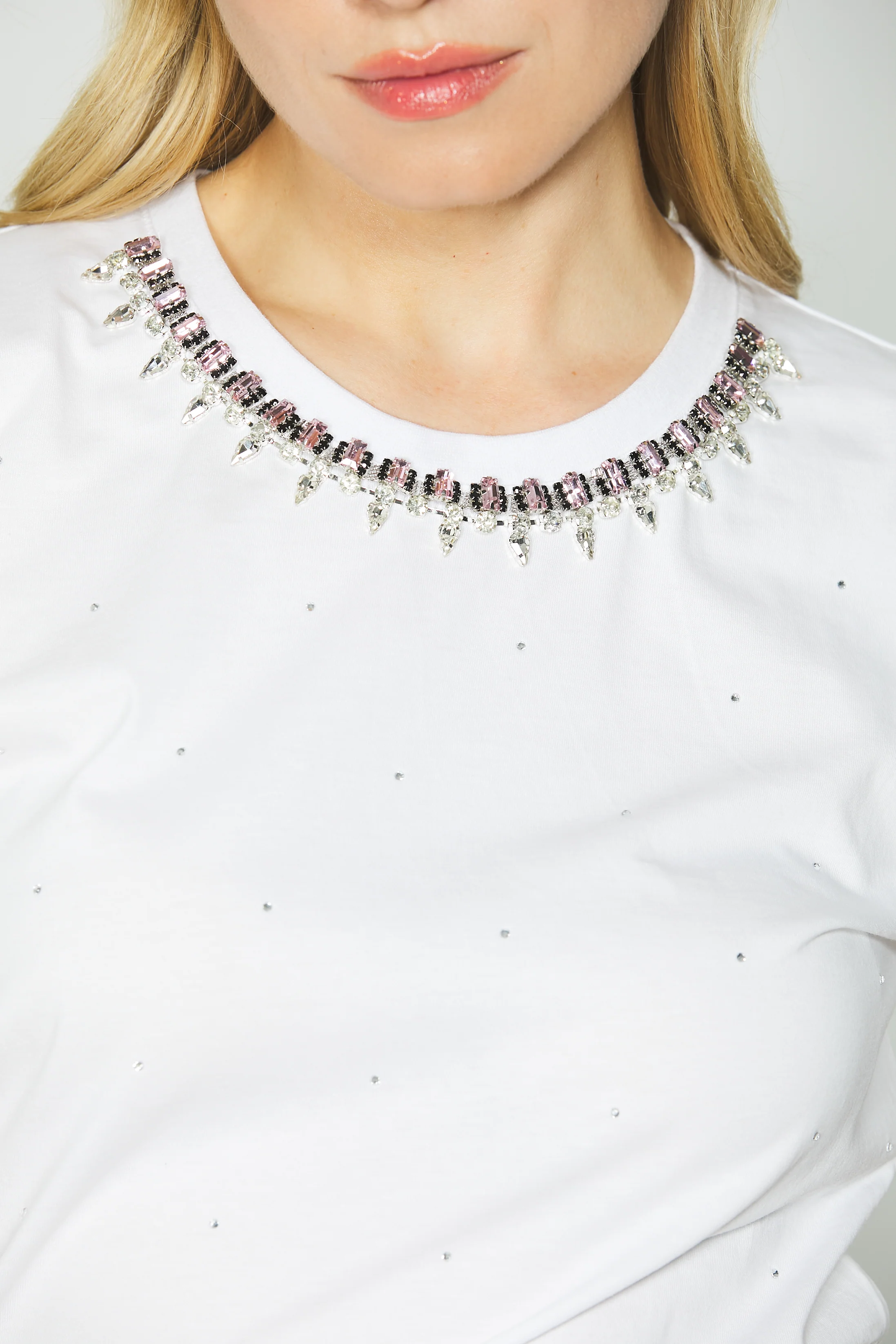 T-shirt DOMENICA m/m con strass più collana con pietre multicolor - Image 4